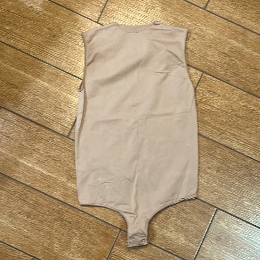 Skims bodysuit never worn